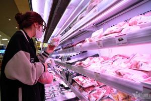 Chuyện hiếm dịp cận Tết, giá thịt lợn trong siêu thị rẻ hơn ở chợ
