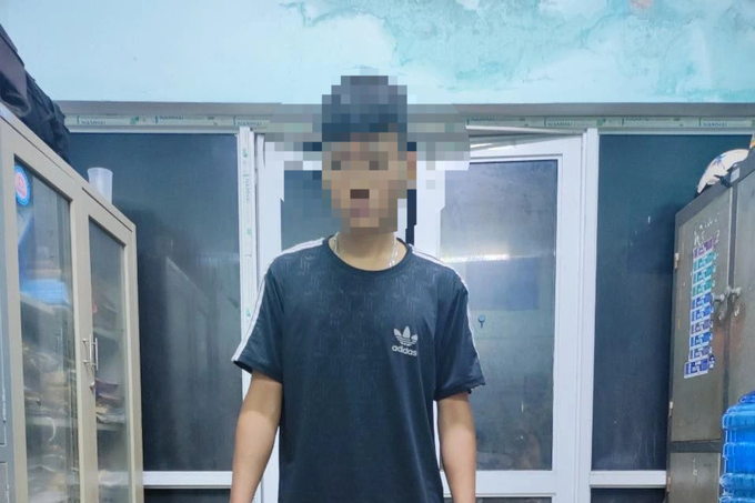 Thanh niên 17 tuổi lao thẳng xe máy vào 2 CSGT