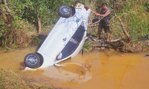 Bình Phước: Nhầm chân ga, người phụ nữ lao ô tô xuống hồ