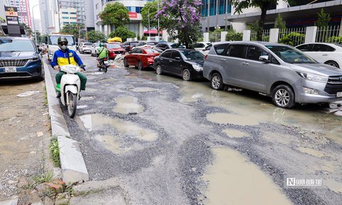 Hà Nội: Tuyến đường chưa đến 200m nhưng chi chít ổ gà