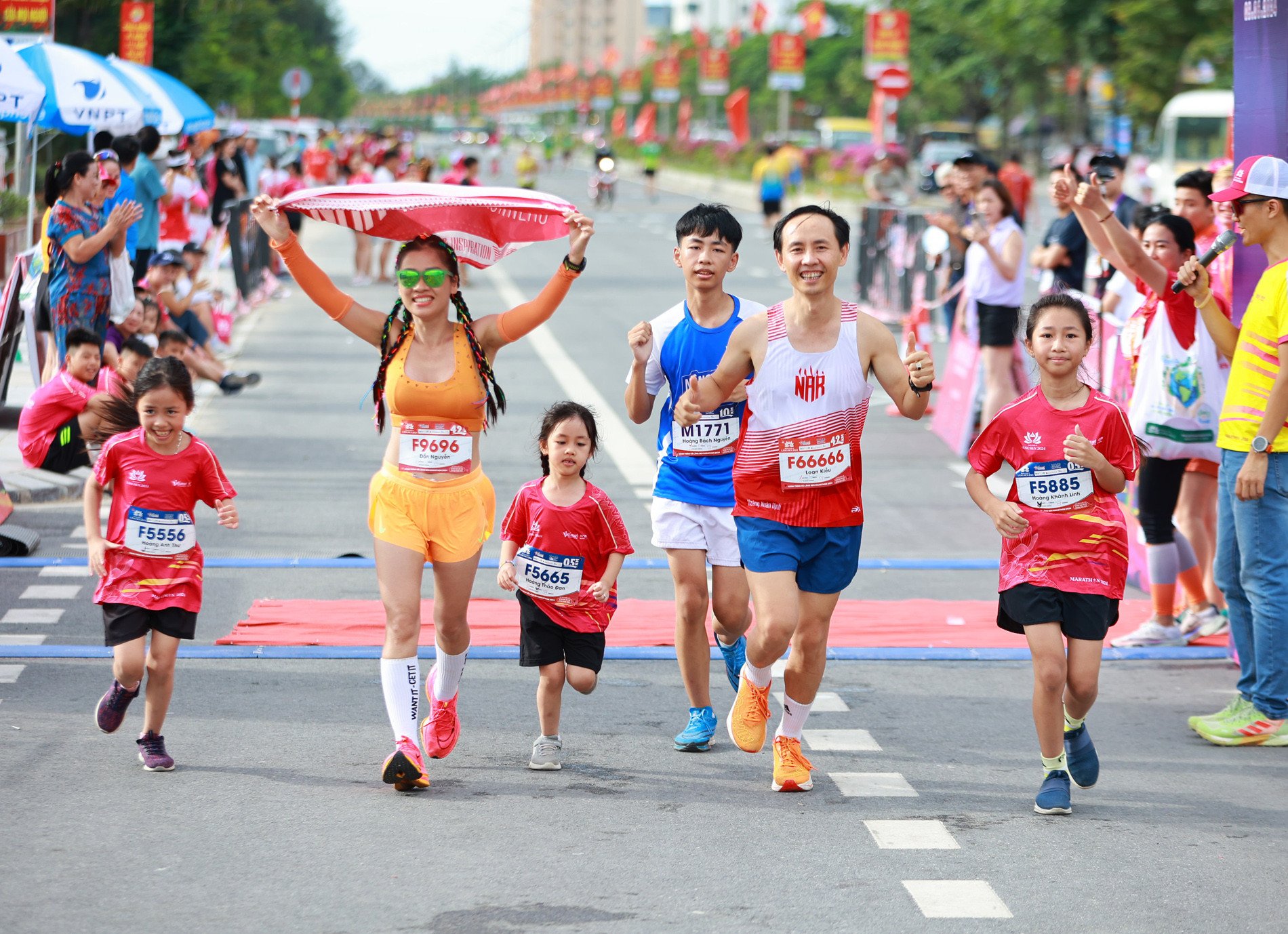 Hơn 3.200 vận động viên tranh tài tại giải marathon Hành trình về Làng Sen 2024